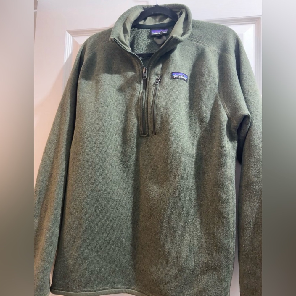 Patagonia men’s fleece in olive green! Warm & in good condition.